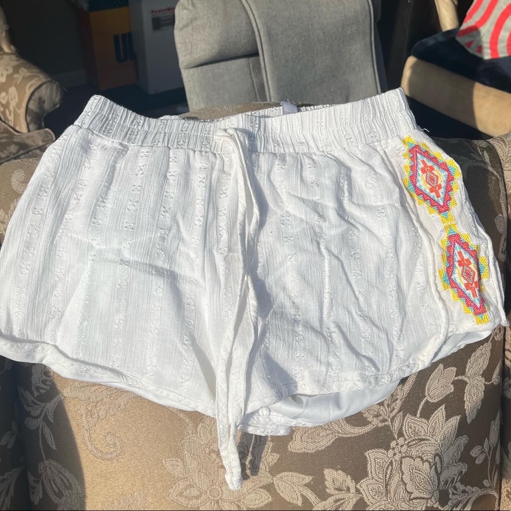 Really cute white shorts!!